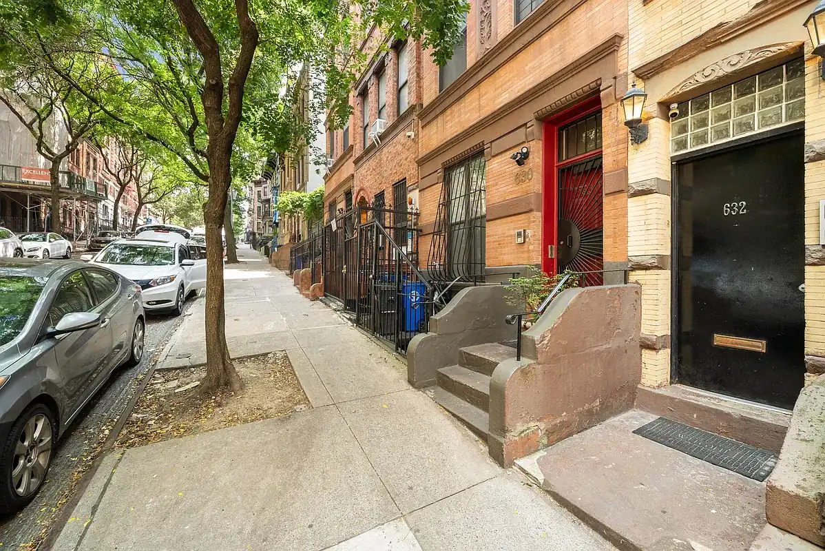 Street view of West 138th Street in Hamilton Heights